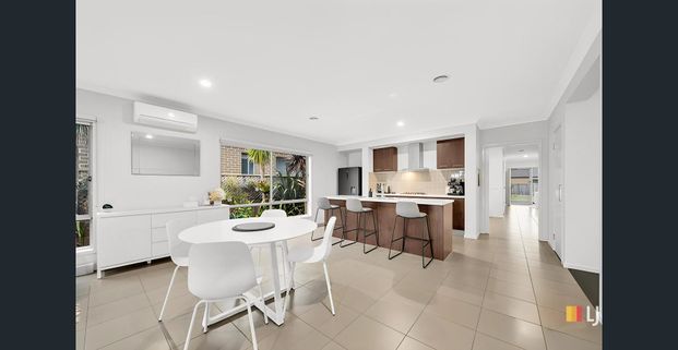 STUNNING FAMILY HOME LOCATED IN CRANBOURNE EAST! - Photo 1