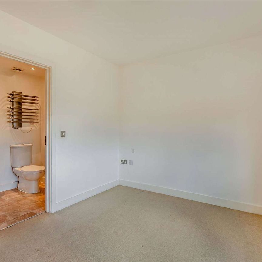 A bright two bedroom apartment with balcony over looking the river Cam. - Photo 1