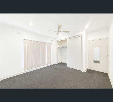 1/8 Glazebury Court, Langwarrin, Vic 3910 - Photo 5