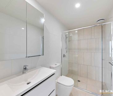 Sunny spacious two bedroom apartment - Photo 1