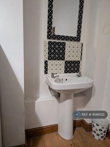 1 bedroom in a house share to rent - Photo 5