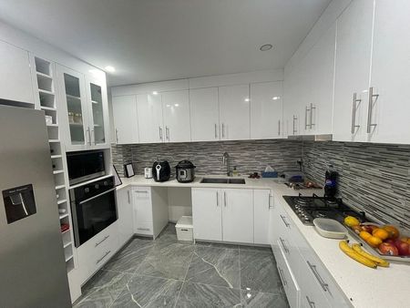 Modern 4 BR Home-Flat Bush, Available in Jan - Photo 4