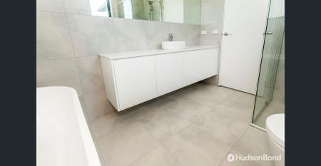 Contemporary 3 Bedroom Residence – Minutes from Shops & Transport - Photo 3