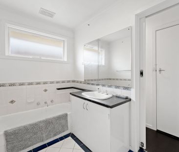 Move in to enjoy space, comfort and convenience - Photo 4