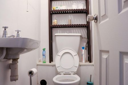 1 bedroom in a flat share to rent - Photo 5