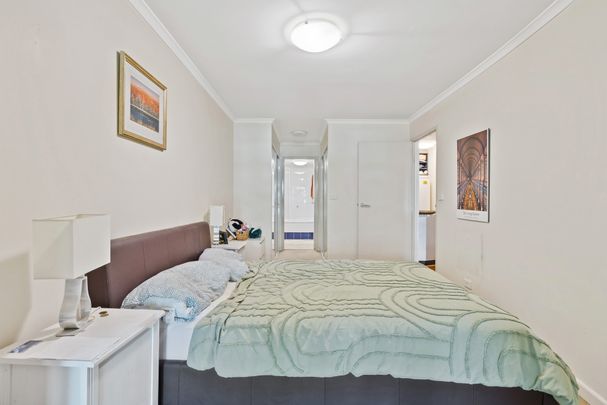 Modern, Fully Furnished Apartment in the Heart of Manuka! - Photo 1