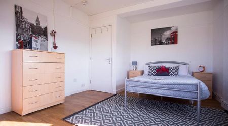 1 bedroom in a flat share to rent - Photo 2