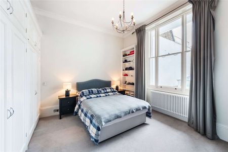 A lovely one bedroom apartment on the ground floor, of a handsome period building in the heart of South Kensington. - Photo 3