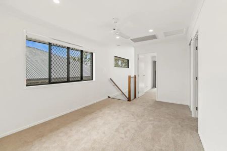 “5 BED FAMILY HOME IN SPRINGFIELD RISE ESTATE” - Photo 2
