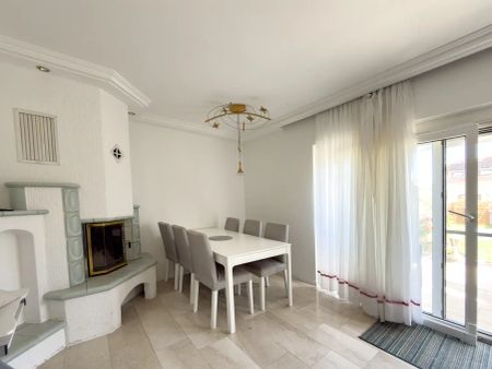 — Wohnen mit Wohlfühlfaktor – Doppelhaushälfte mit Wintergarten, Pool & Garten in Ebreichsdorf - Photo 2