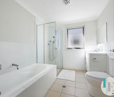 Stylish & Spacious Three-Bedroom Townhouse in Prime Location - Photo 3