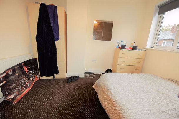 2 bedroom House in Park View Avenue Bed), Leeds - Photo 1