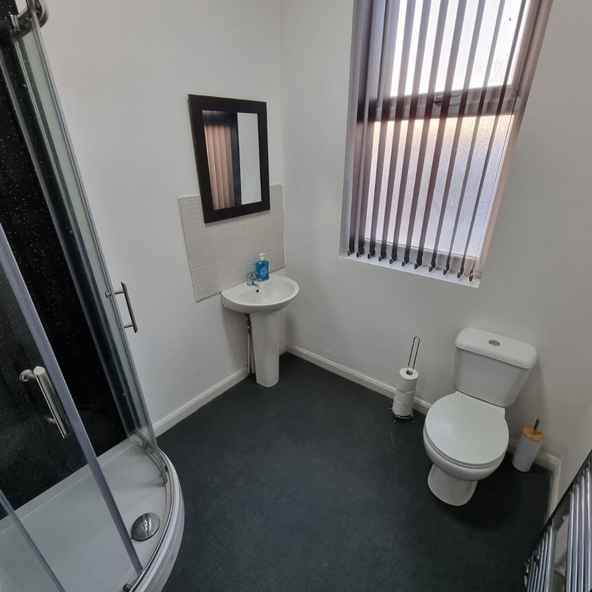 Studio Flat, Strand Road, L20 - Photo 2