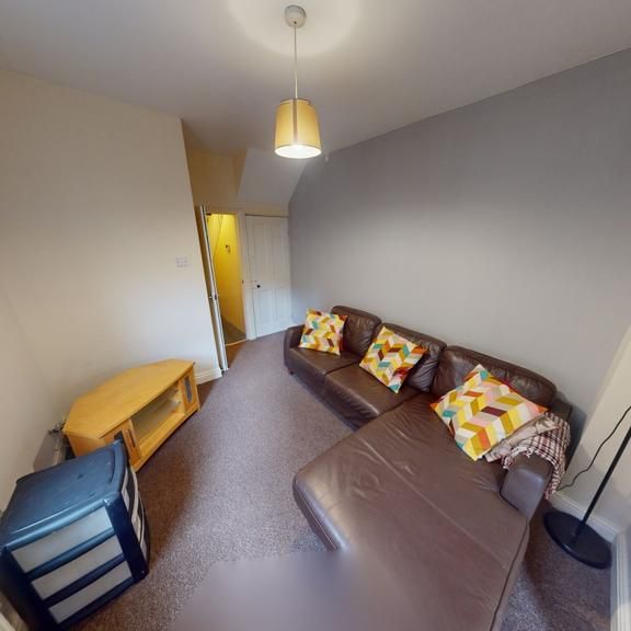 5 bedroom semi-detached house to rent - Photo 1