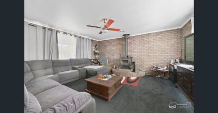 FABULOUS FAMILY HOME - Photo 4