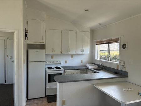 Nice and tidy great location - Photo 3