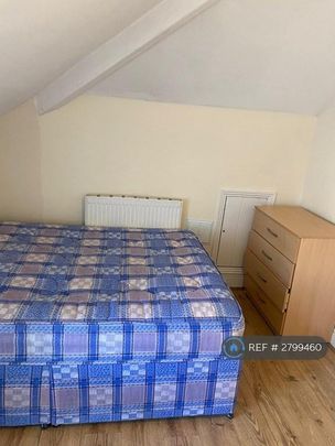 1 bedroom in a house share to rent - Photo 1