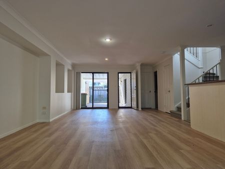 RENOVATED THREE BEDROOM TOWNHOUSE IN GATED COMPLEX WITH POOL LOCATED IN UPPER COOMERA - Photo 5