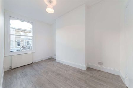 Charming first and second floor maisonette featuring two double bedrooms and an eat-in kitchen/reception room. It is conveniently located just off the Fulham Road. - Photo 5