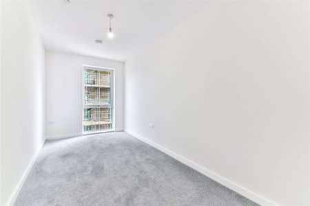 Savills are delighted to present this spacious three bedroom, two bathroom apartment situated with close proximity to local amenities and public transport. - Photo 3