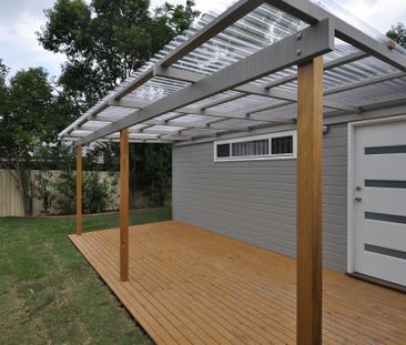 Modern Two-Bedroom Flat with Private Yard - Photo 3