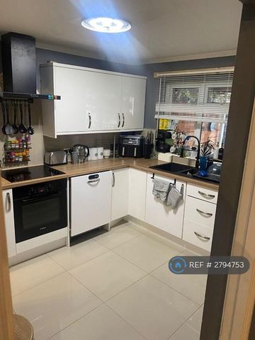 4 bedroom terraced house to rent - Photo 4