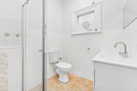 Stylish Light-Filled Apartment in Prime Lifestyle Location - Photo 5