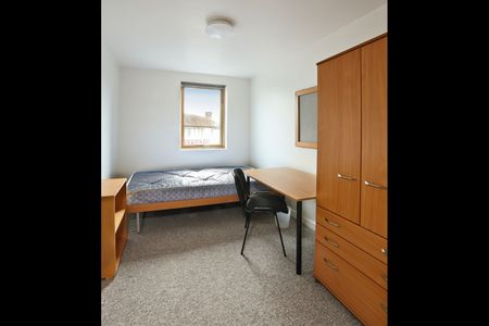 5 Bed Flat, Mulberry Court, SO14 - Photo 3