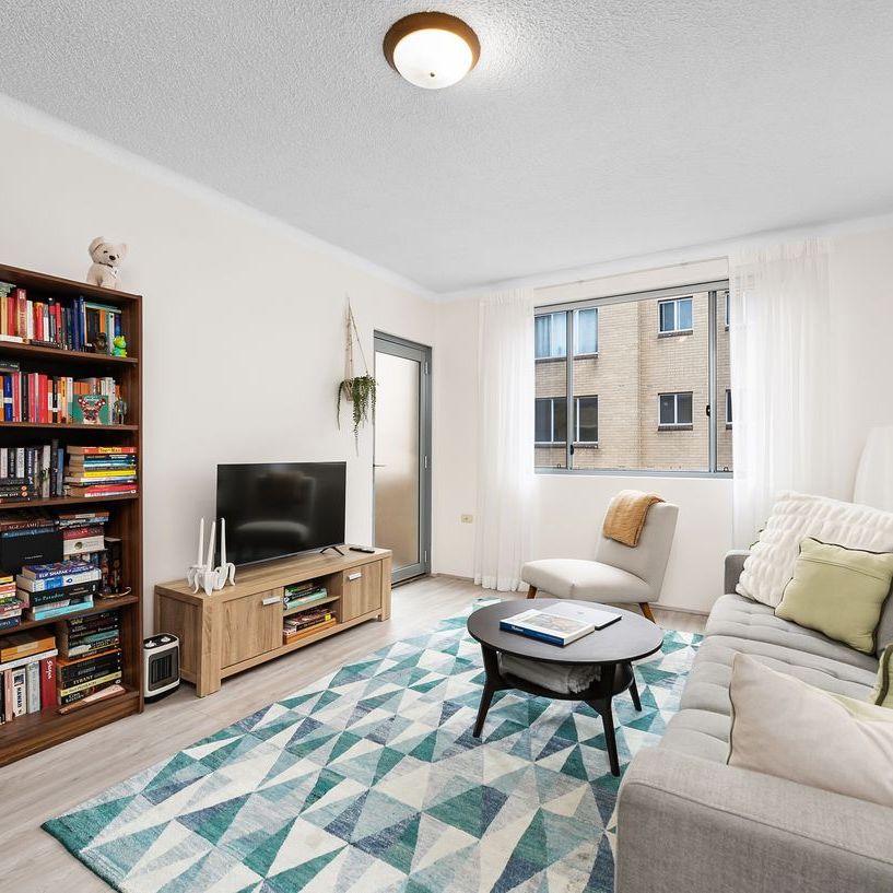 Cosy well presented apartment close to shops - Photo 1