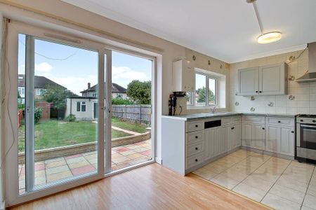 5 bedroom semi-detached house to rent - Photo 4