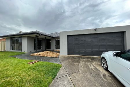 Beautiful Family Home in Cranbourne North - Photo 5