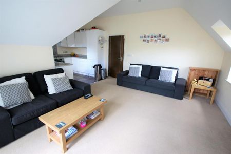 3 bedroom flat to rent - Photo 2