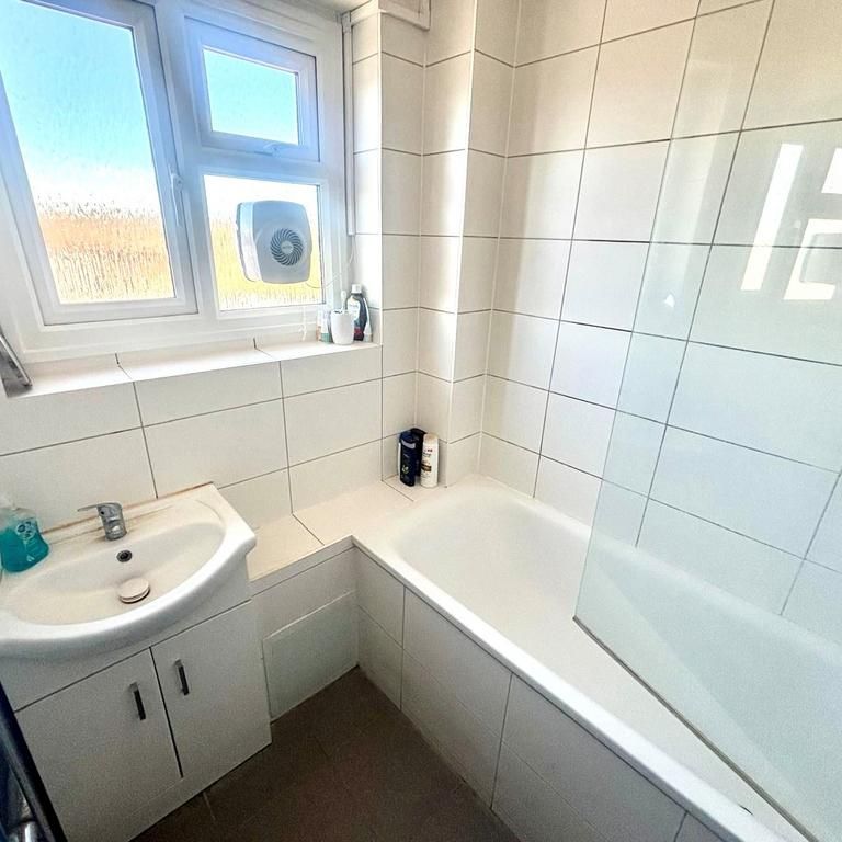 3 bedroom flat to rent - Photo 1