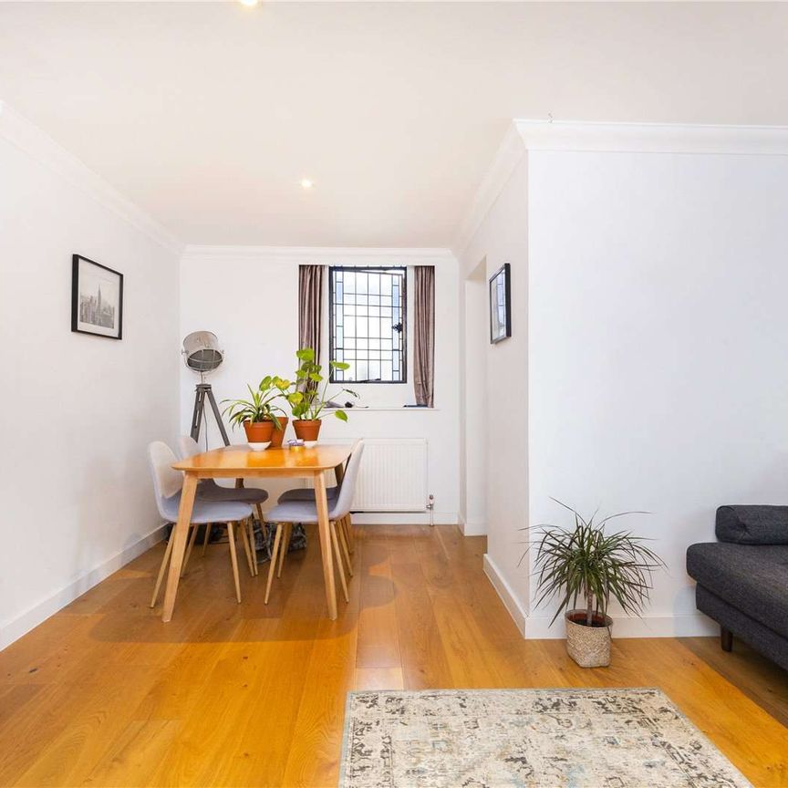 Charming two bedroom apartment set within a striking church conversion in an unbeatable Islington location. - Photo 1