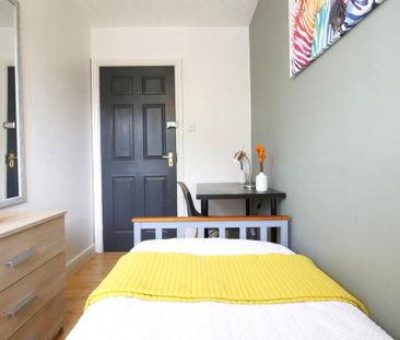 1 bedroom in a house share to rent - Photo 2