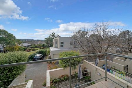 Spacious and Light-Filled Townhouse - Photo 4