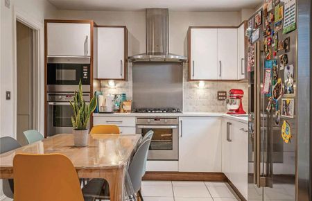 4 bedroom semi-detached house to rent - Photo 3