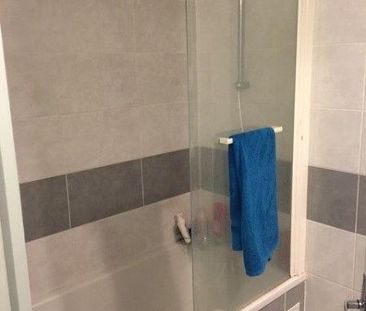 Appartement au troisième étage, comprenant : Entrée, couloir avec p... - Photo 1