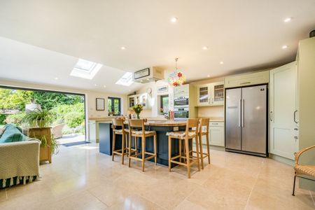 6 bedroom detached house to rent - Photo 5