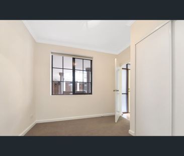 Spacious Three-Bedroom Apartment in a Prime Lifestyle Location - Photo 3