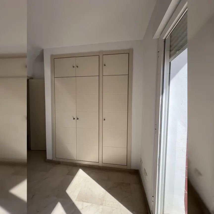Room in a shared 1-bedroom apartment for rent in Malaga, perfect for professionals. - Photo 1