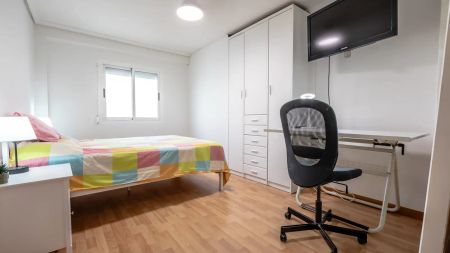3-bedroom apartment for rent in La Petxina, Valencia, perfect for professionals and students - Photo 4