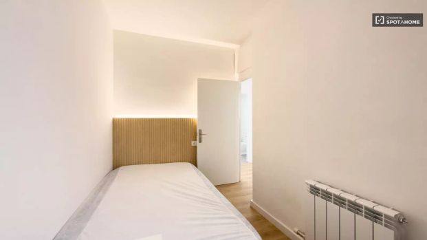 Room in a shared 4-bedroom apartment for rent in Sant Antoni, some bills included - Photo 1