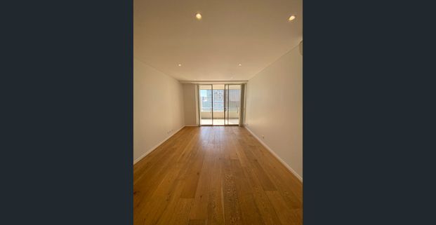 North Facing high level apartment with city and harbour view with timber floor - Photo 1