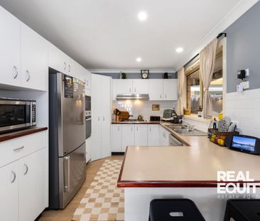 Modern 3 Bedroom Residence - Appealing Interior - Photo 1