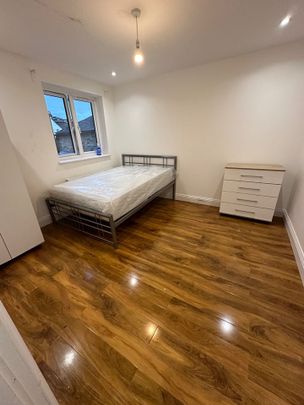 Room in a Shared House, Friern Road, SE22 - Photo 1