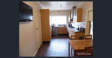 FIVE ROOMS AVAILABLE - Opposite La Trobe University With All Bills Included! - Photo 2