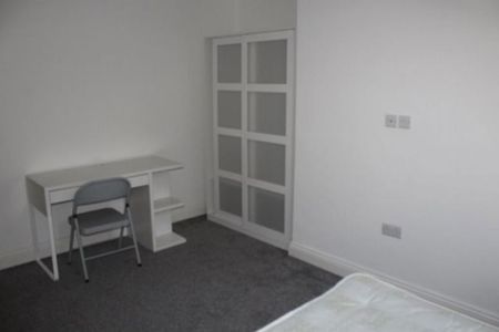 3 bedroom flat to rent - Photo 2