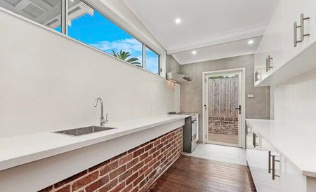 Ultimate Convenience 3 Bedroom House in prime location - Photo 5