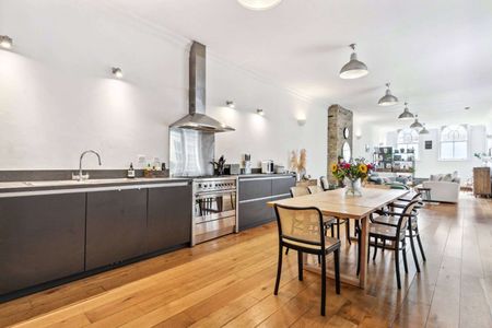 An incredibly bright and spacious three bedroom apartment with impressive living and entertaining space. - Photo 2